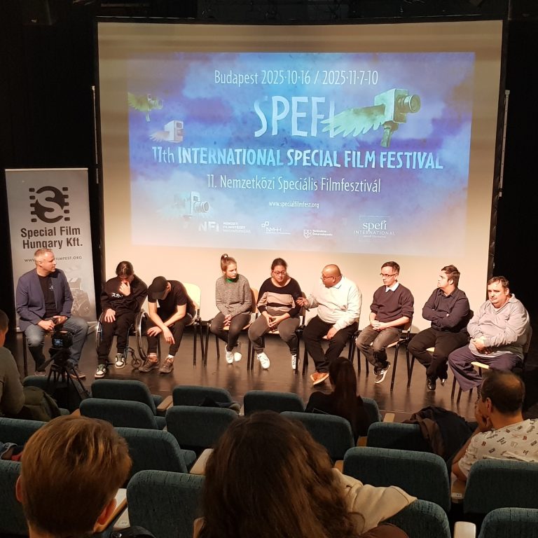 A 11. Nemzetközi Speciális Filmfesztivál első, speciális napján a filmvetítések mellett panelbeszélgetésen az alkotókkal is találkozhattak az érdeklődők. 