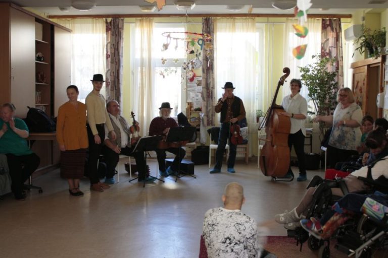 Nálunk járt az Egerszalóki Tekergő zenekar, a "Házhoz jön a kultúra" programsorozat keretében.