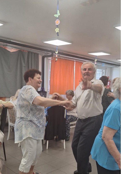 Zenés névnapköszöntő az Időseket Segítő Szolgálat nappali ellátásában. 