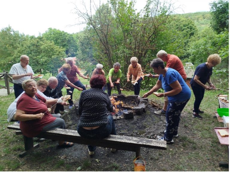 Idősek csapatépítő tábora Bernecebarátiban