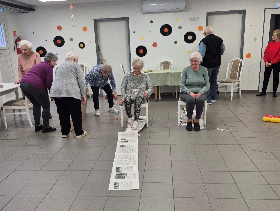 Ügyességi vetélkedő az idősek nappali ellátásában