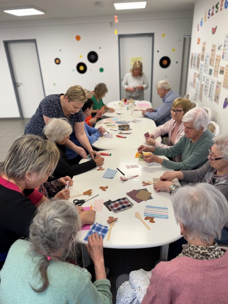 Kreatív foglalkozás az idősek nappali ellátásában