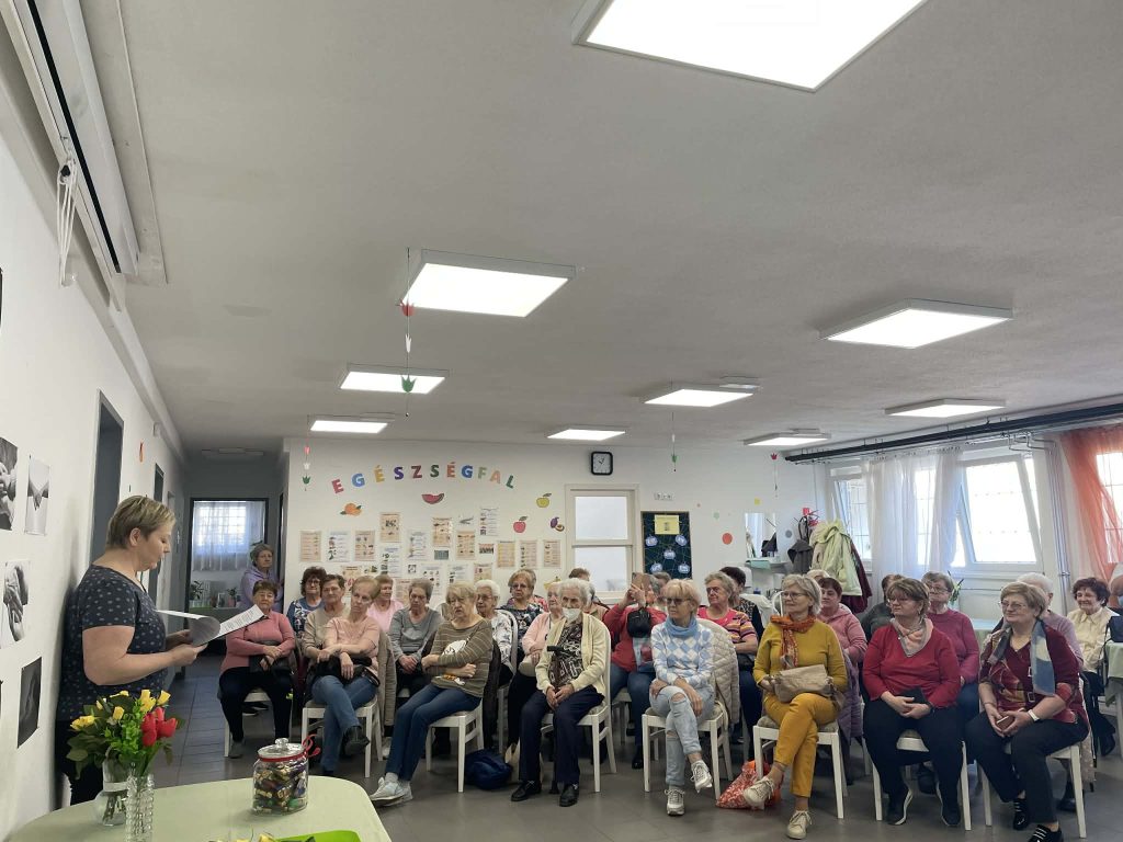 Nőnapi köszöntés az idősek nappali ellátásában