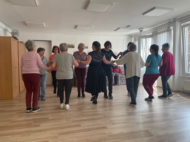 Néptánc foglalkozás az idősek nappali ellátásában