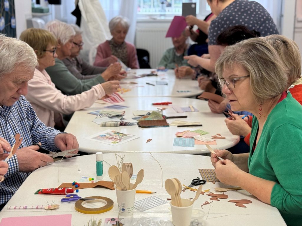 Kreatív foglalkozás az idősek nappali ellátásában