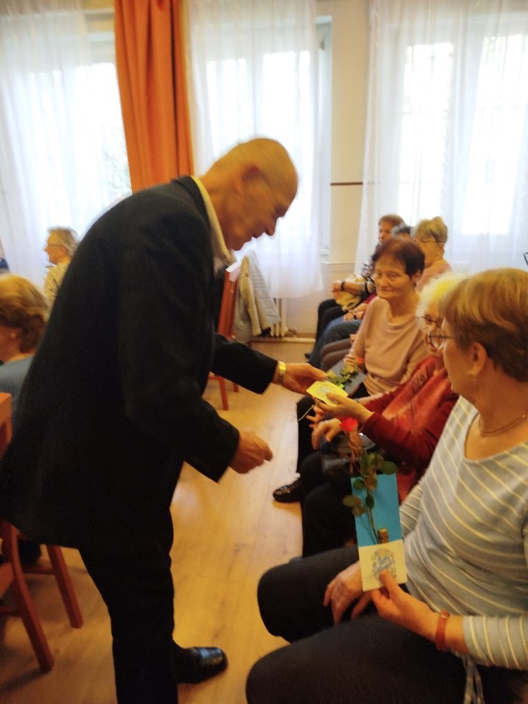 Nőnapi köszöntés az idősek nappali ellátásában