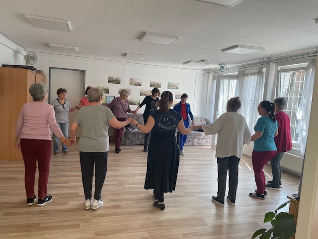 Néptánc foglalkozás az idősek nappali ellátásában