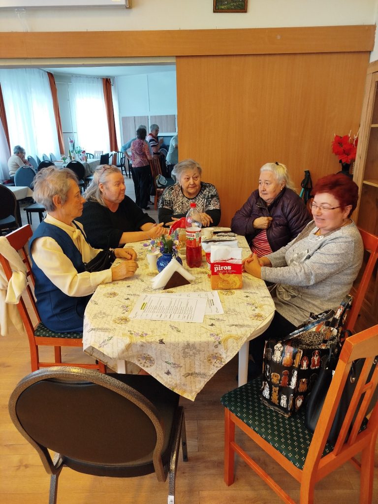 Névnap köszöntő zenés mulatság az idősek nappali ellátásában 