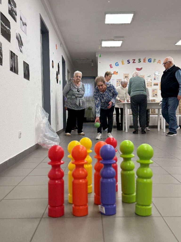 Ügyességi vetélkedő az idősek nappali ellátásában