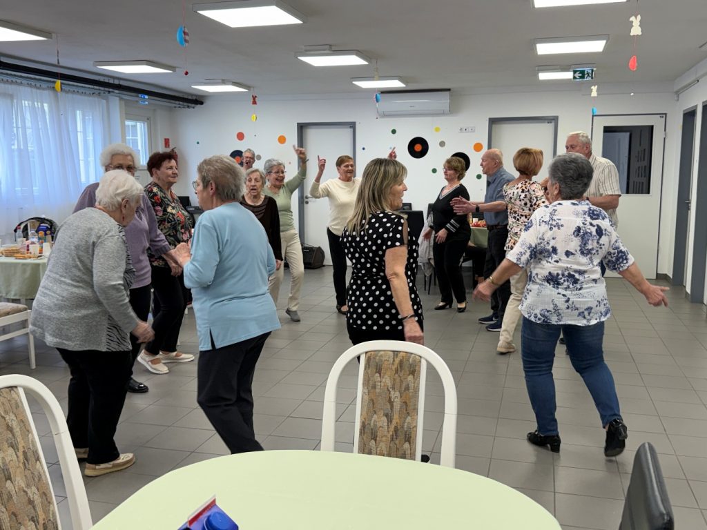 Névnap köszöntő zenés mulatság az idősek nappali ellátásában 