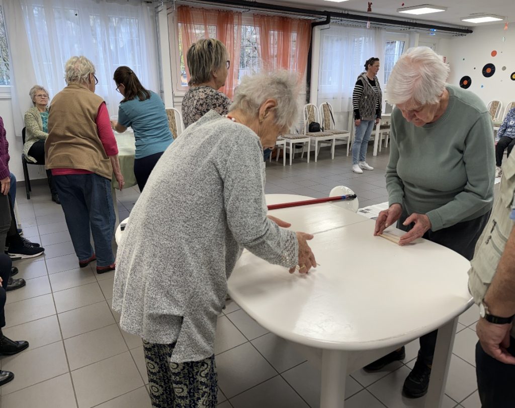 Ügyességi vetélkedő az idősek nappali ellátásában