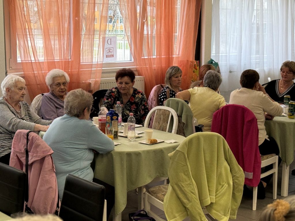 Névnap köszöntő zenés mulatság az idősek nappali ellátásában 