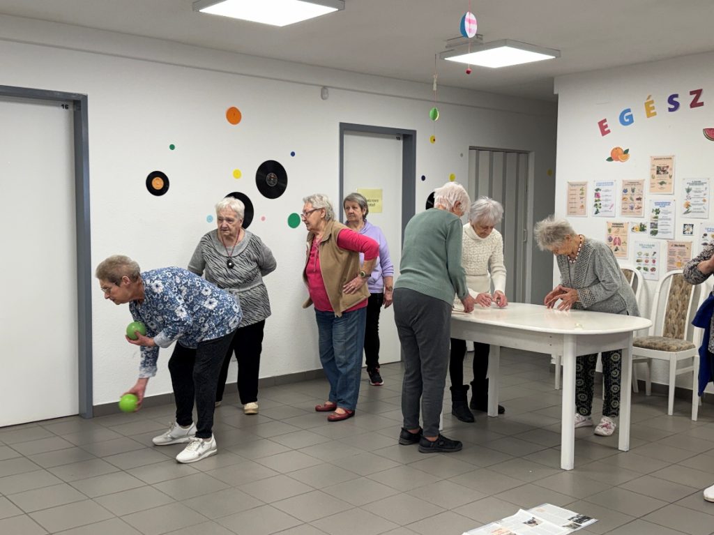Ügyességi vetélkedő az idősek nappali ellátásában