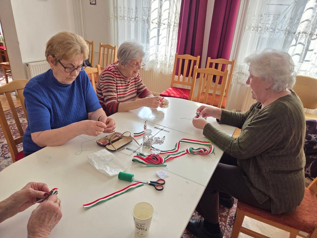 Kreatív foglalkozás az idősek nappali ellátásában