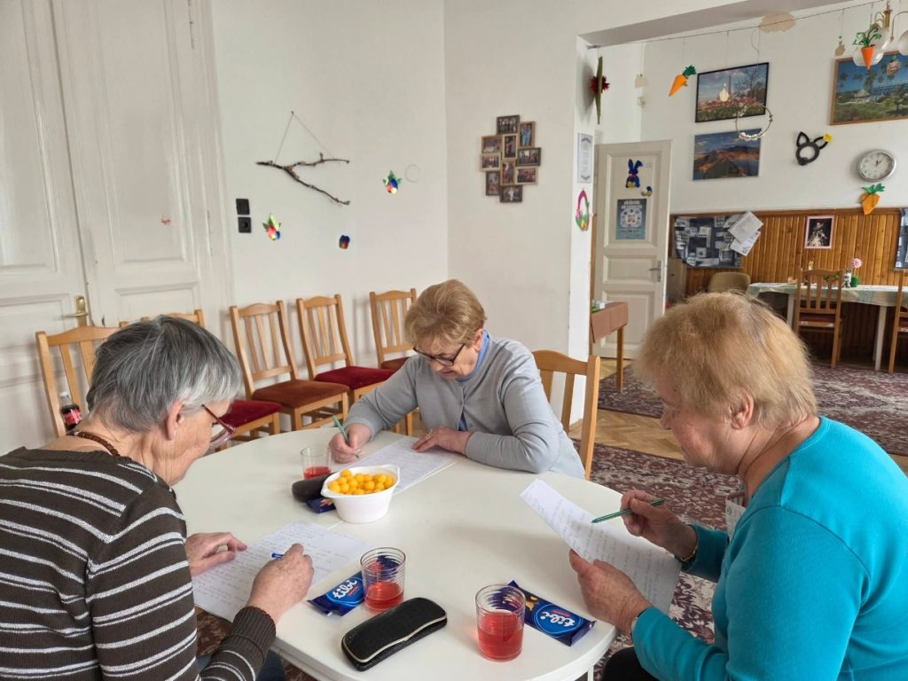Ügyességi vetélkedő az idősek nappali ellátásában