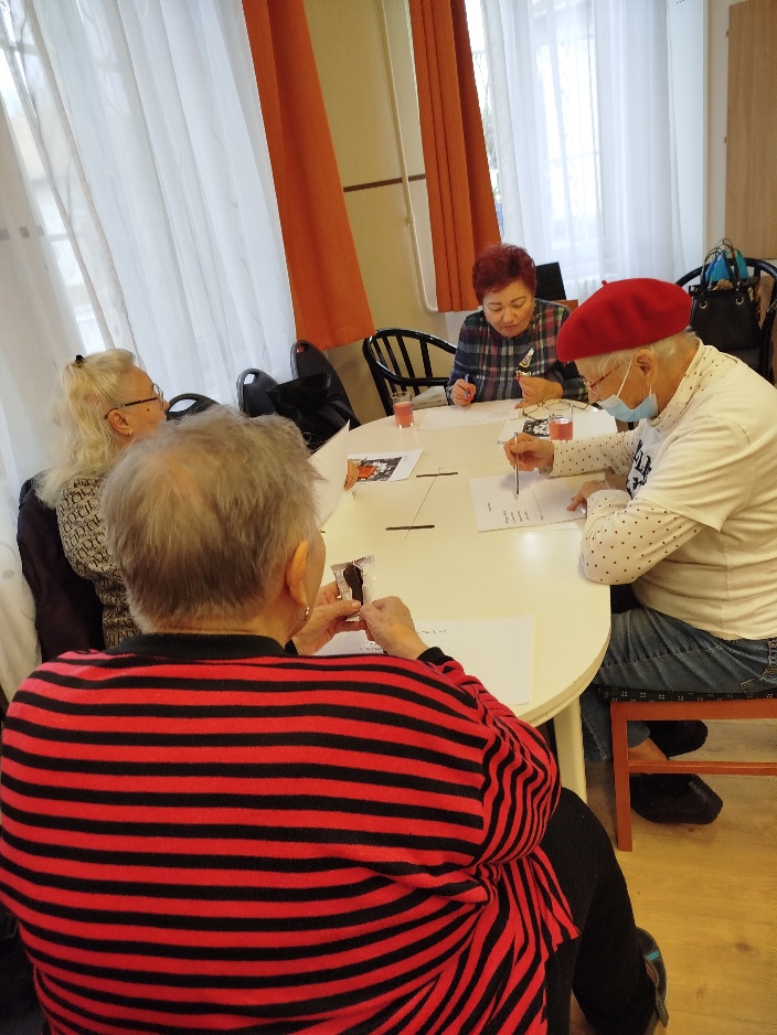 Ügyességi vetélkedő az idősek nappali ellátásában