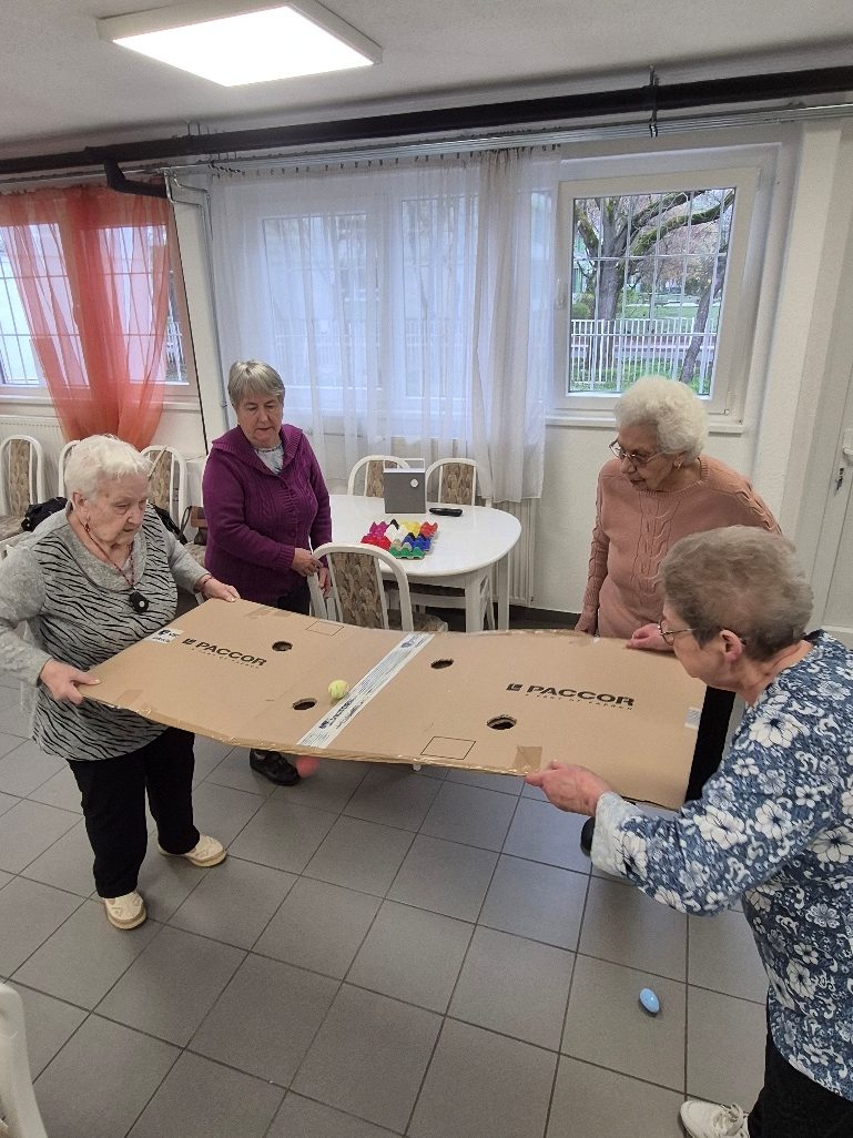 Ügyességi vetélkedő az idősek nappali ellátásában