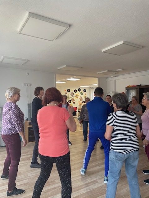 Néptánc foglalkozás az idősek nappali ellátásában