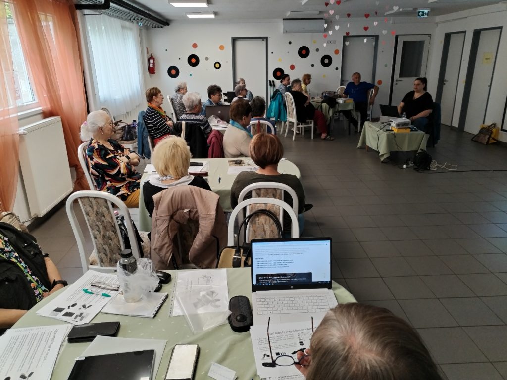 Netre fel! Nem csak a húsz éveseké a világháló!