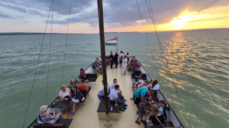 Hajókázás a Balatonon